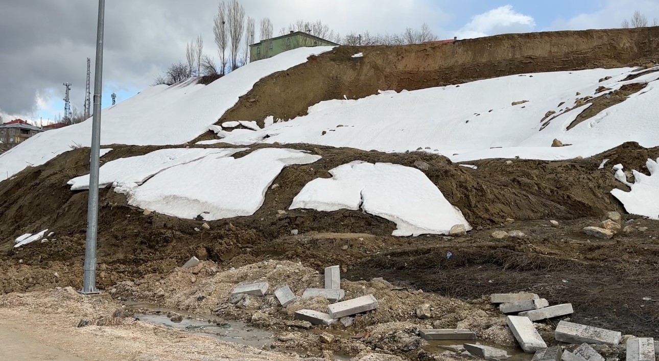 Yüksekova’da heyelan: Trafik 3 gündür tek şeritten sağlanıyor
