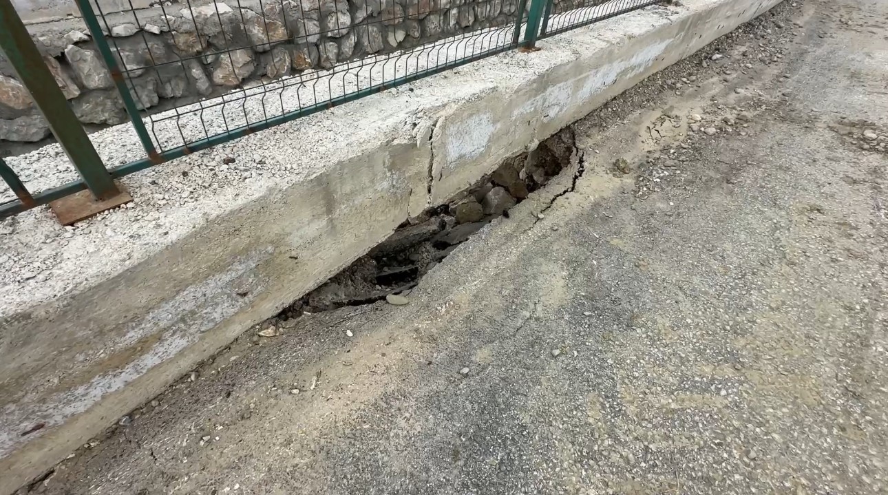 Yüksekova’da heyelan: Trafik 3 gündür tek şeritten sağlanıyor
