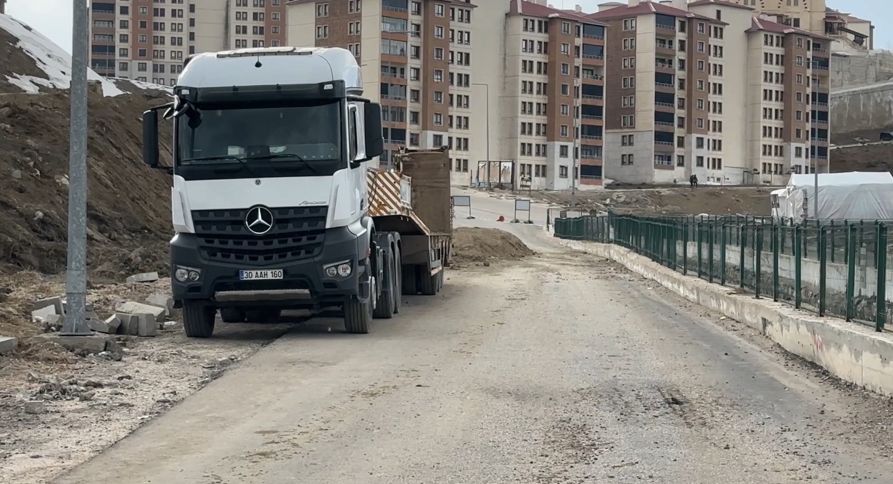 Yüksekova’da heyelan: Trafik 3 gündür tek şeritten sağlanıyor
