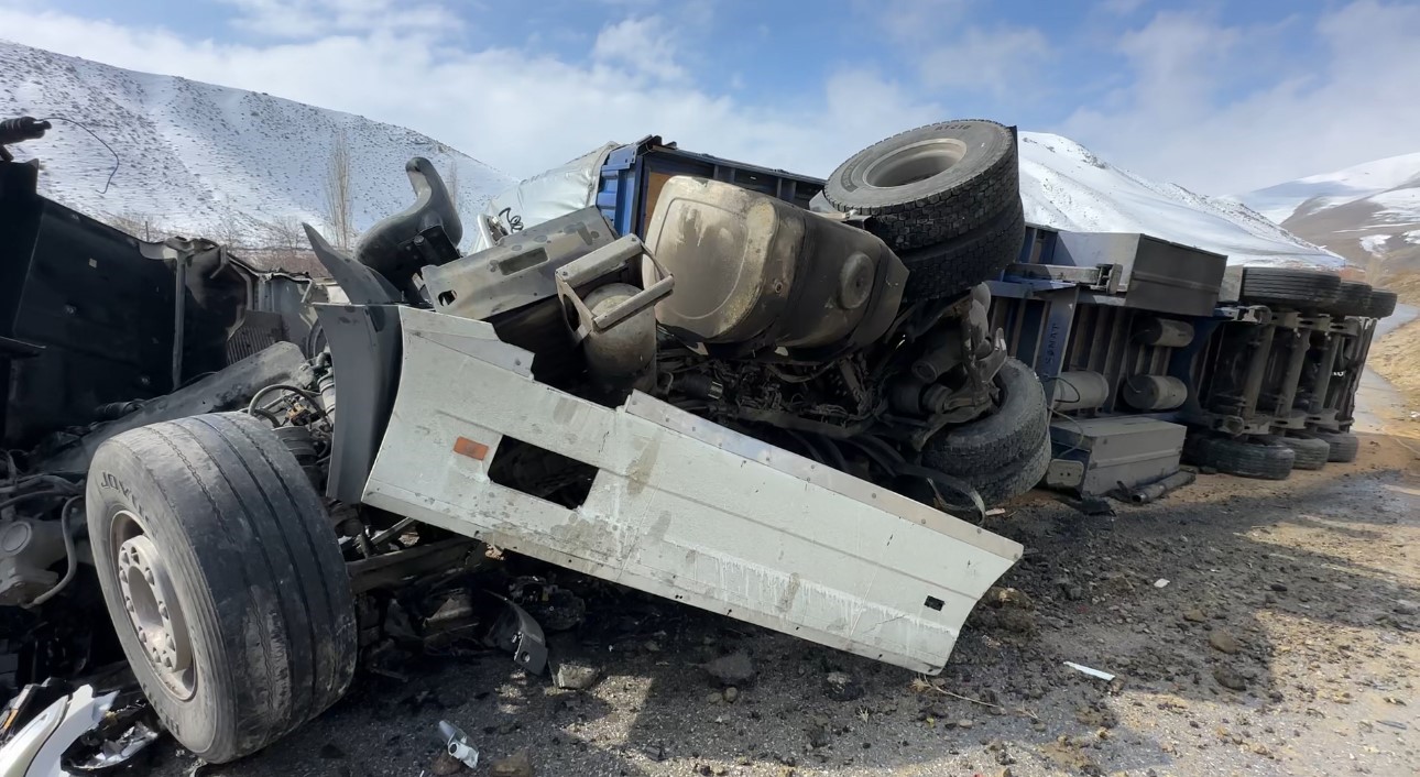 Yüksekova’da İran plakalı tır devrildi: 1 yaralı

