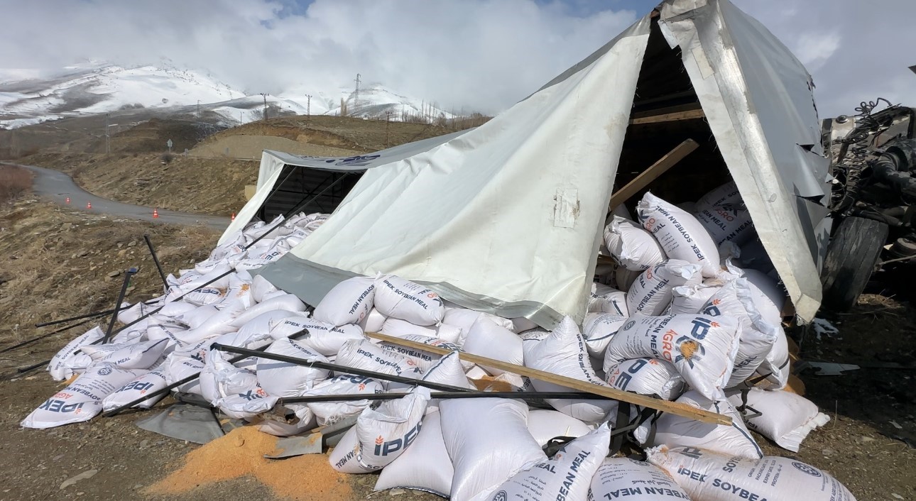 Yüksekova’da İran plakalı tır devrildi: 1 yaralı
