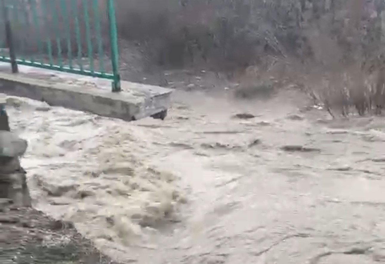 Yüksekova’da istinat duvarı çöktü
