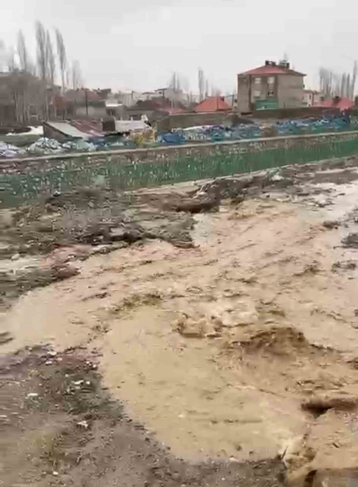 Yüksekova’da istinat duvarı çöktü
