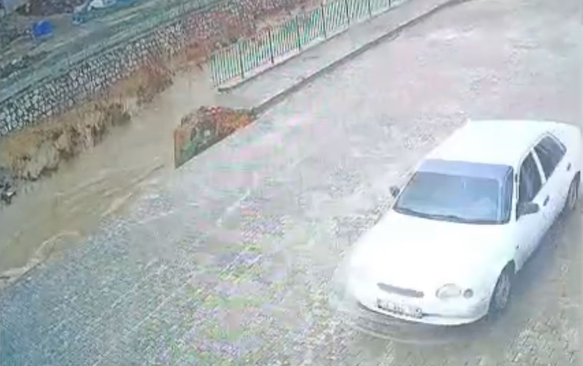 Yüksekova’da istinat duvarı çöktü
