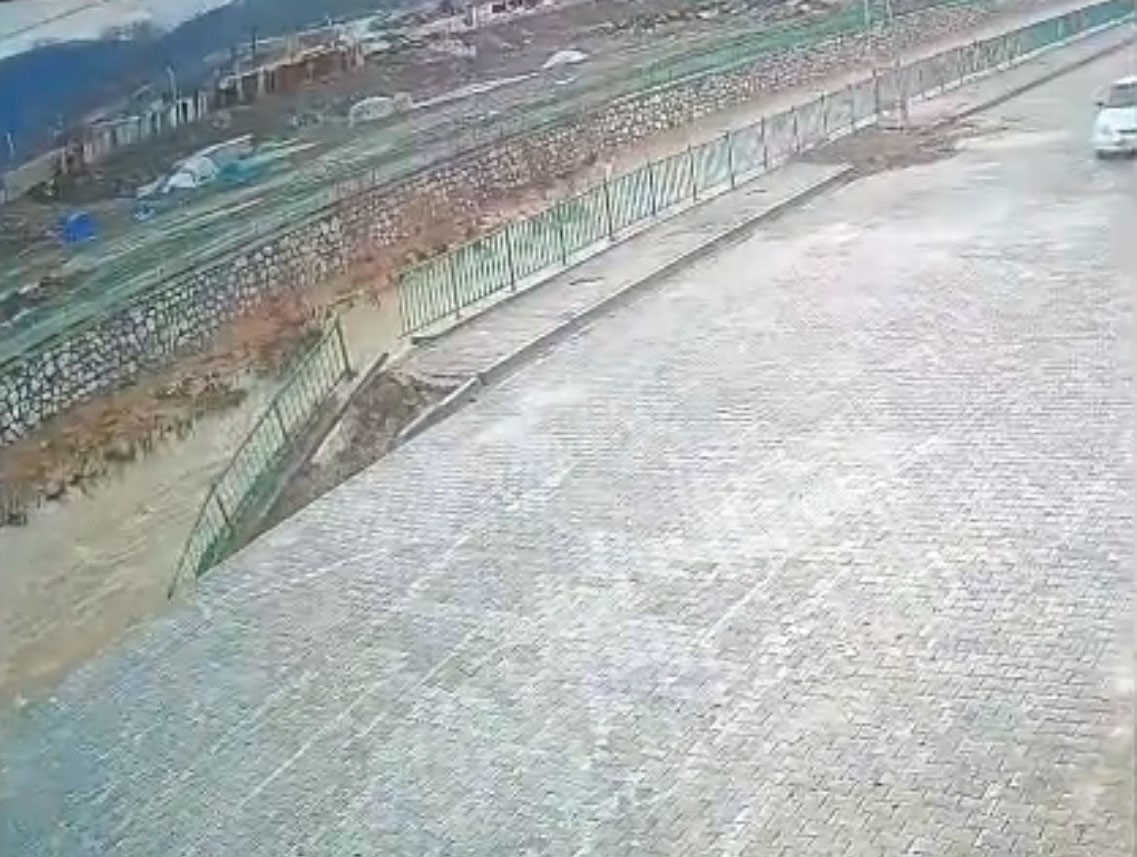 Yüksekova’da istinat duvarı çöktü
