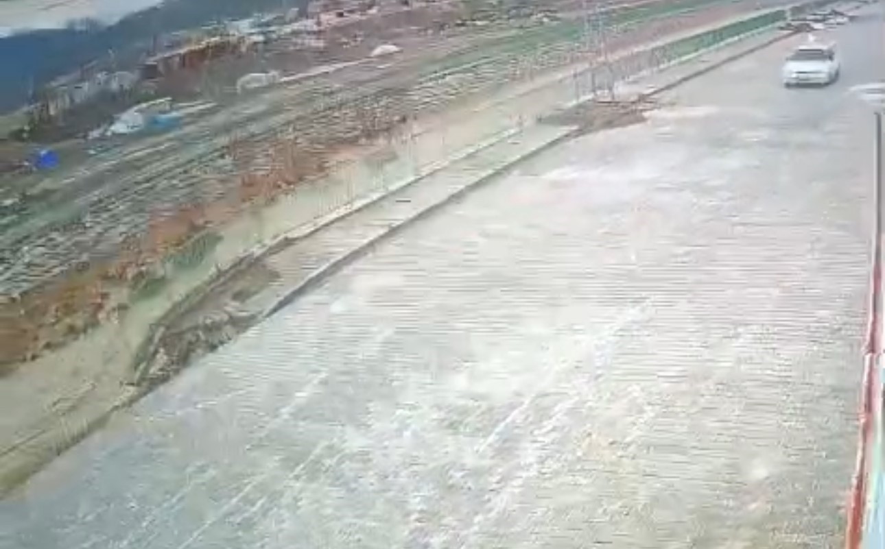 Yüksekova’da istinat duvarı çöktü
