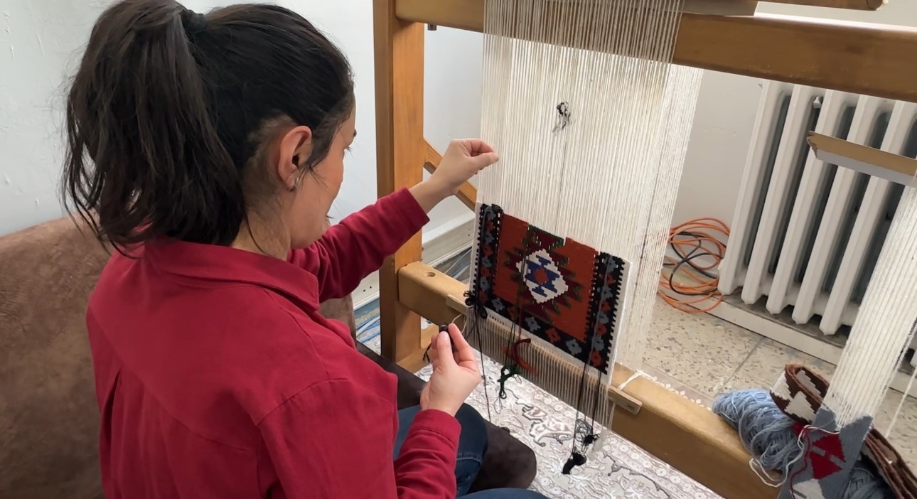 Yüksekova’da kadınların sabrı motiflere dönüşüyor: Yünün kilim yolculuğu

