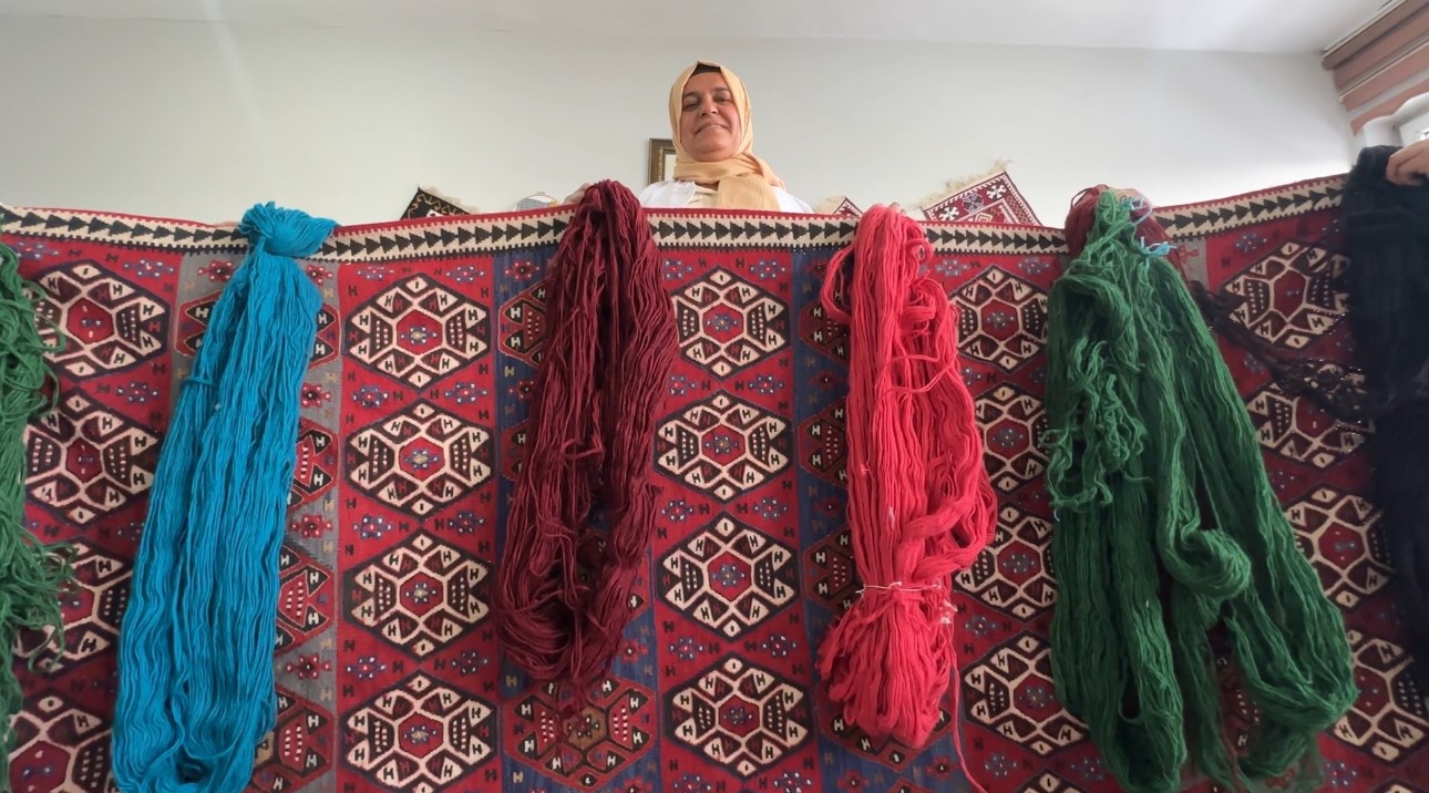 Yüksekova’da kadınların sabrı motiflere dönüşüyor: Yünün kilim yolculuğu
