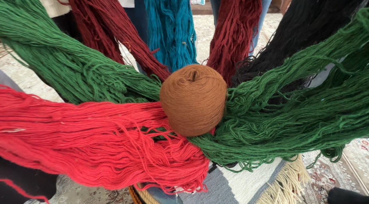 Yüksekova’da kadınların sabrı motiflere dönüşüyor: Yünün kilim yolculuğu
