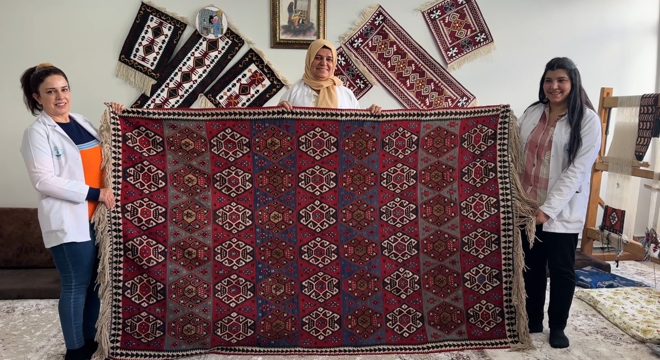 Yüksekova’da kadınların sabrı motiflere dönüşüyor: Yünün kilim yolculuğu
