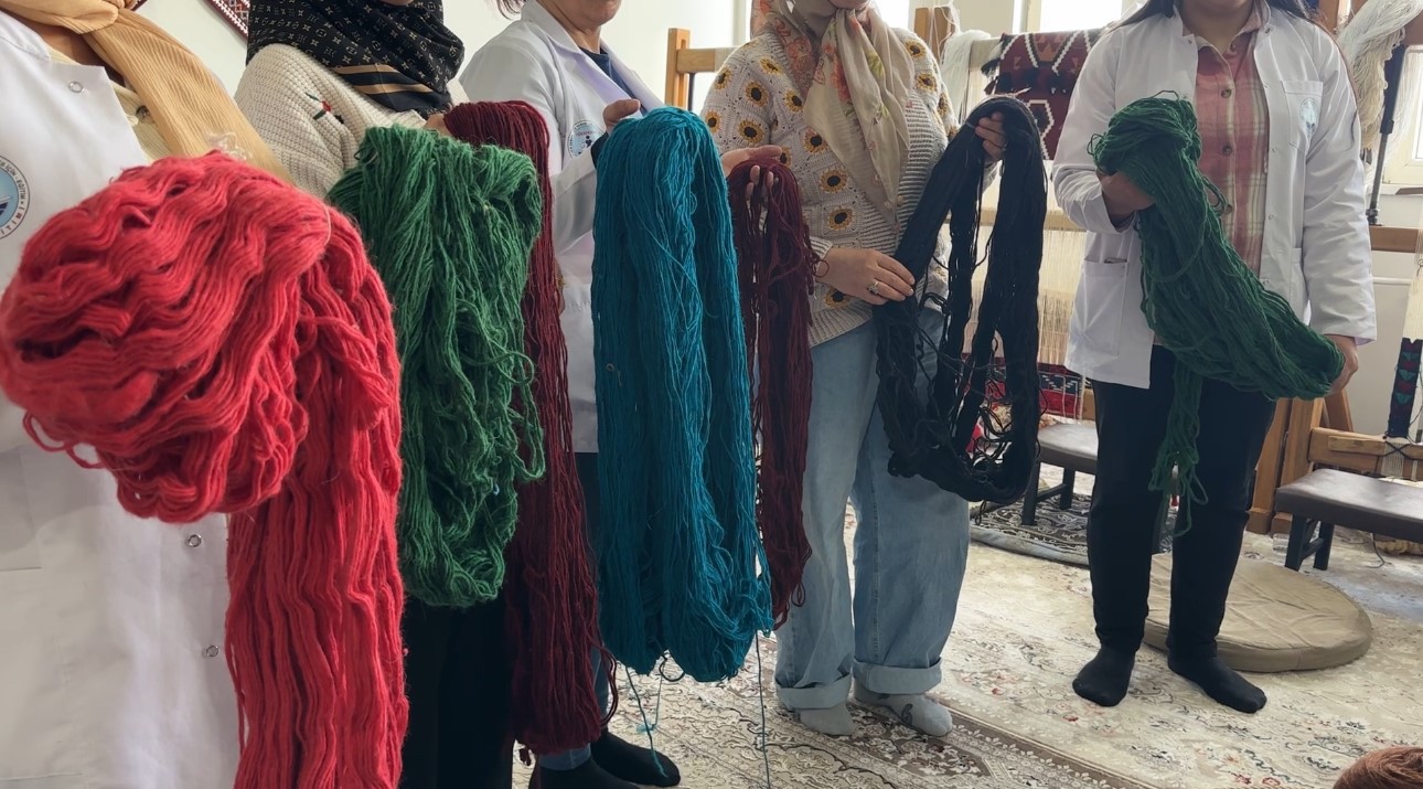 Yüksekova’da kadınların sabrı motiflere dönüşüyor: Yünün kilim yolculuğu
