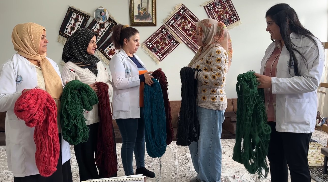 Yüksekova’da kadınların sabrı motiflere dönüşüyor: Yünün kilim yolculuğu
