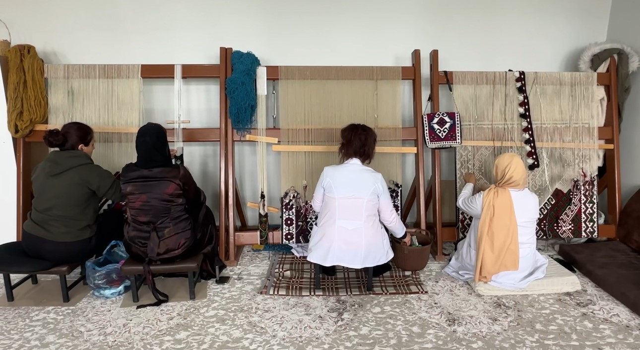 Yüksekova’da kadınların sabrı motiflere dönüşüyor: Yünün kilim yolculuğu
