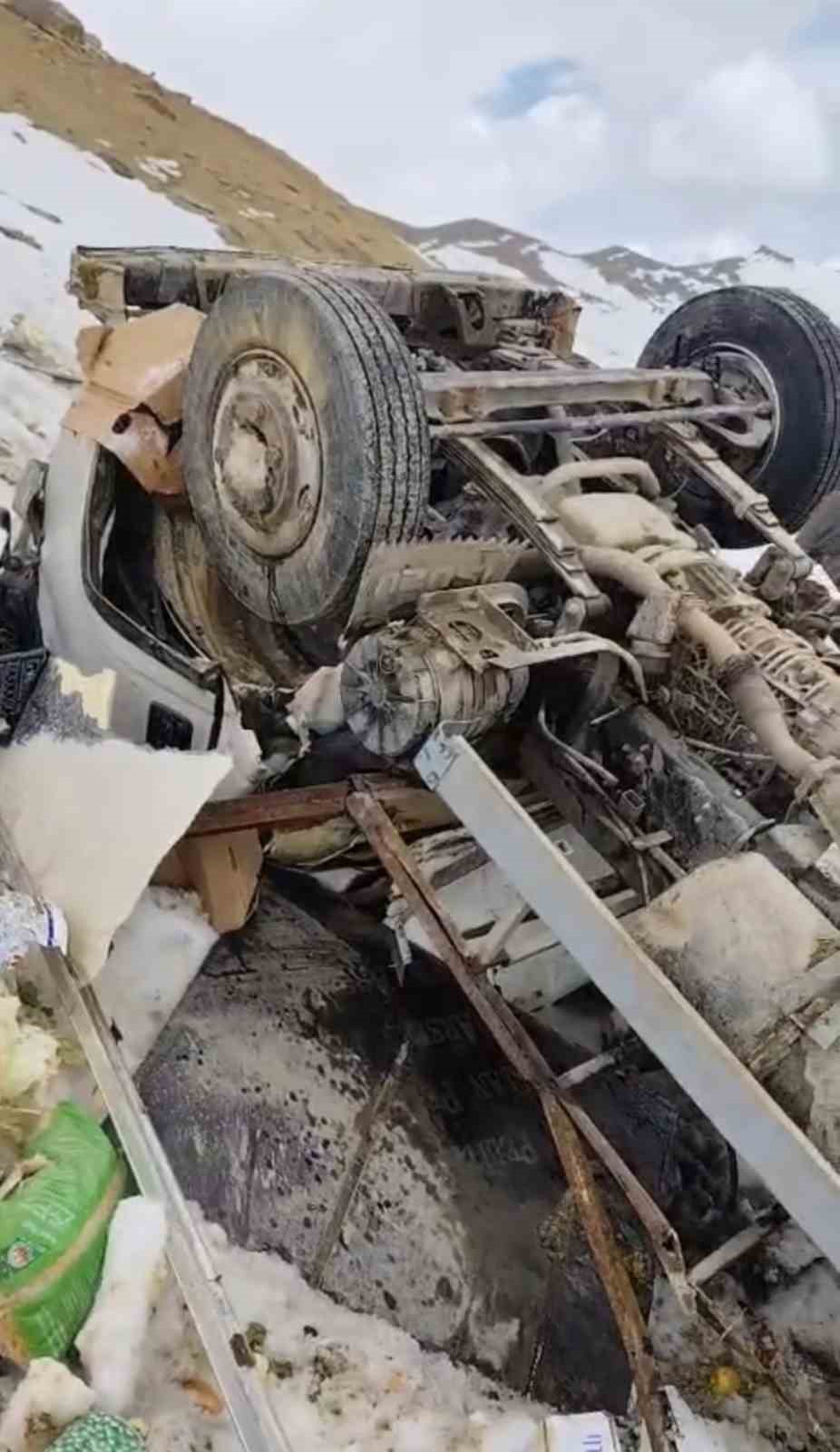 Yüksekova’da kamyonet şarampole yuvarlandı: 1 kişi yaralandı
