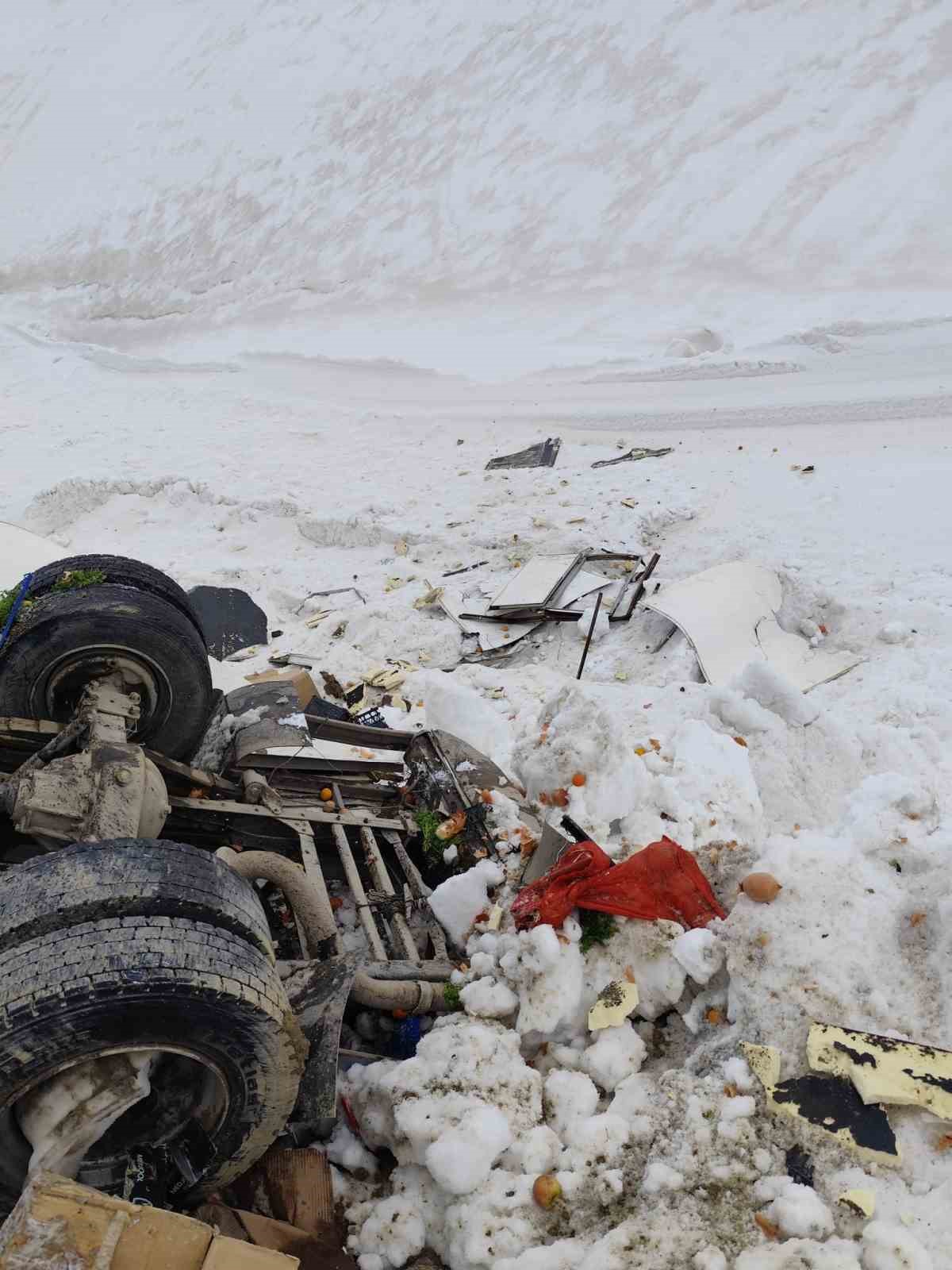 Yüksekova’da kamyonet şarampole yuvarlandı: 1 kişi yaralandı
