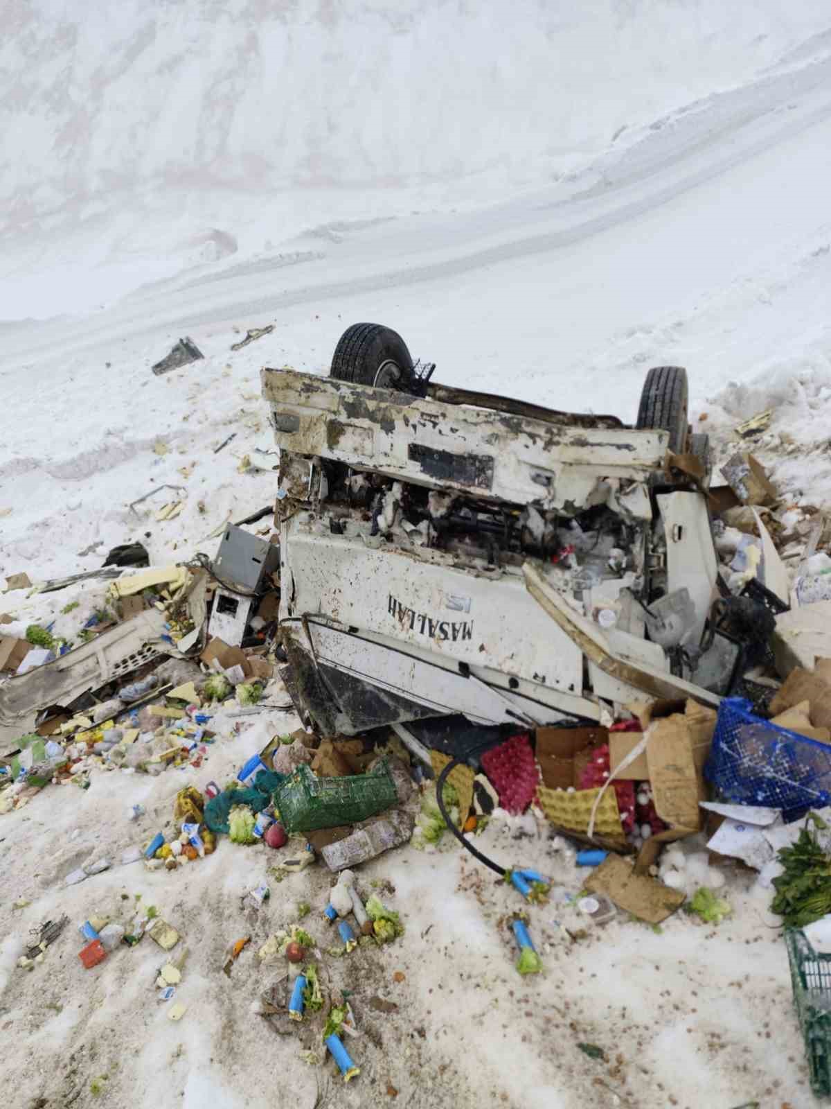 Yüksekova’da kamyonet şarampole yuvarlandı: 1 kişi yaralandı
