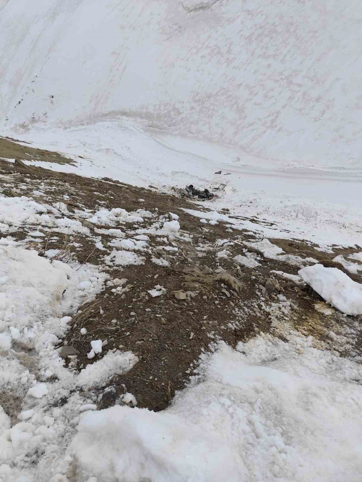 Yüksekova’da kamyonet şarampole yuvarlandı: 1 kişi yaralandı
