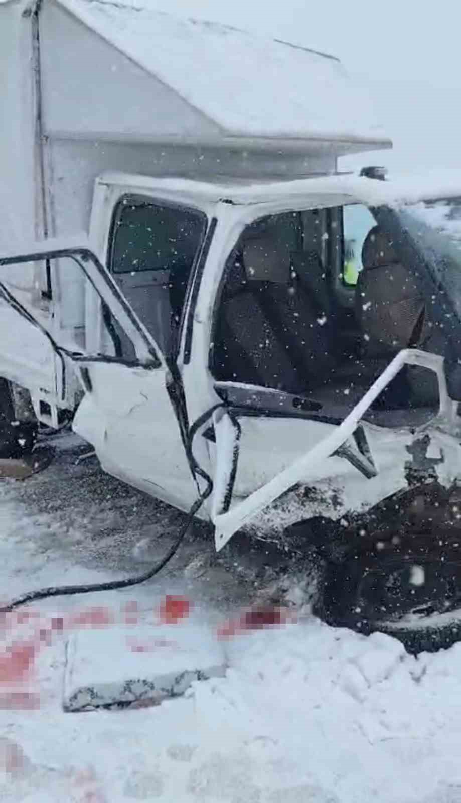 Yüksekova’da kamyonetler çarpıştı: 8 yaralı
