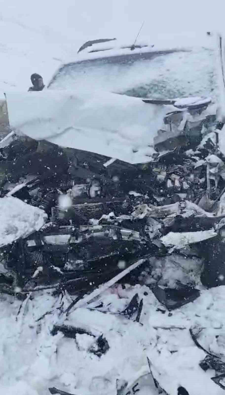 Yüksekova’da kamyonetler çarpıştı: 8 yaralı
