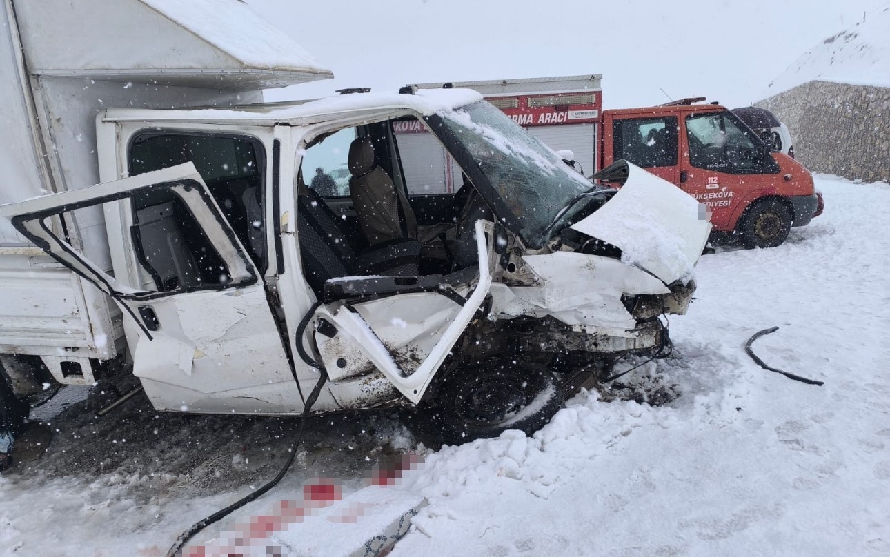 Yüksekova’da kamyonetler çarpıştı: 8 yaralı
