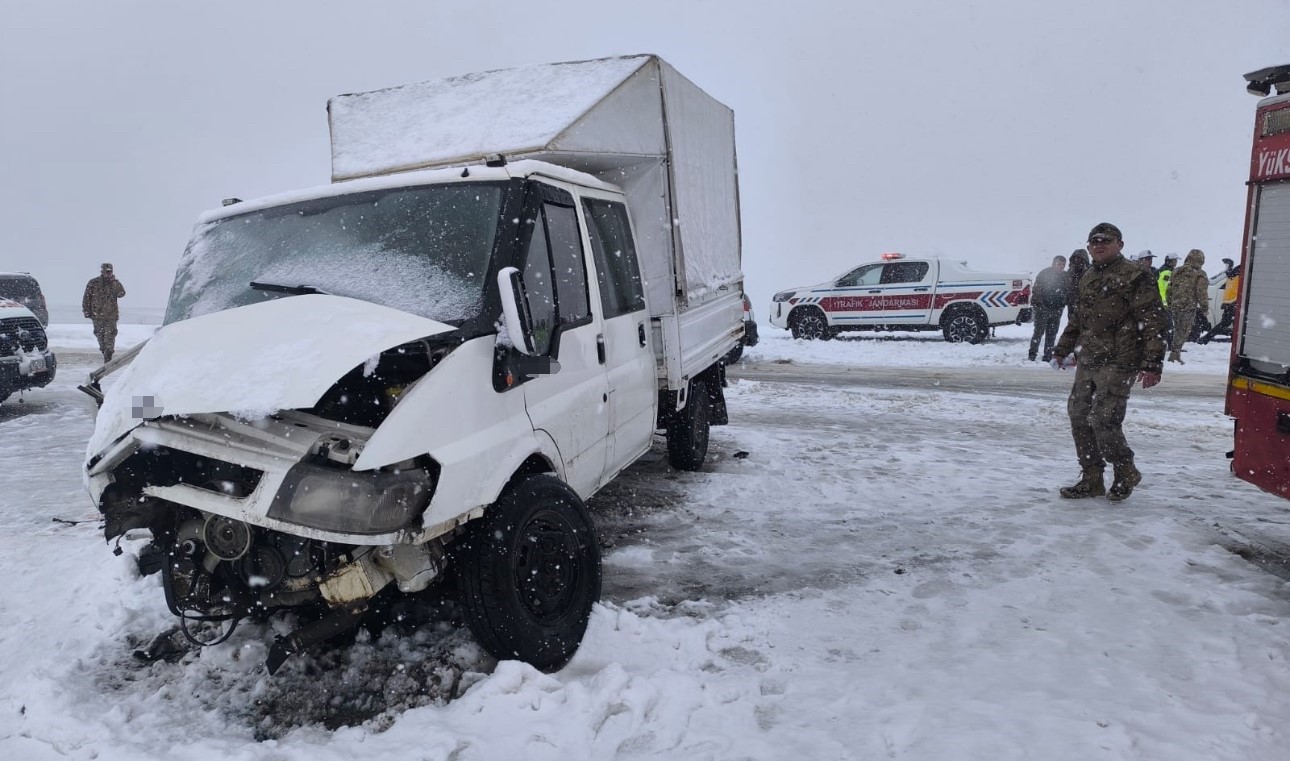 Yüksekova’da kamyonetler çarpıştı: 8 yaralı
