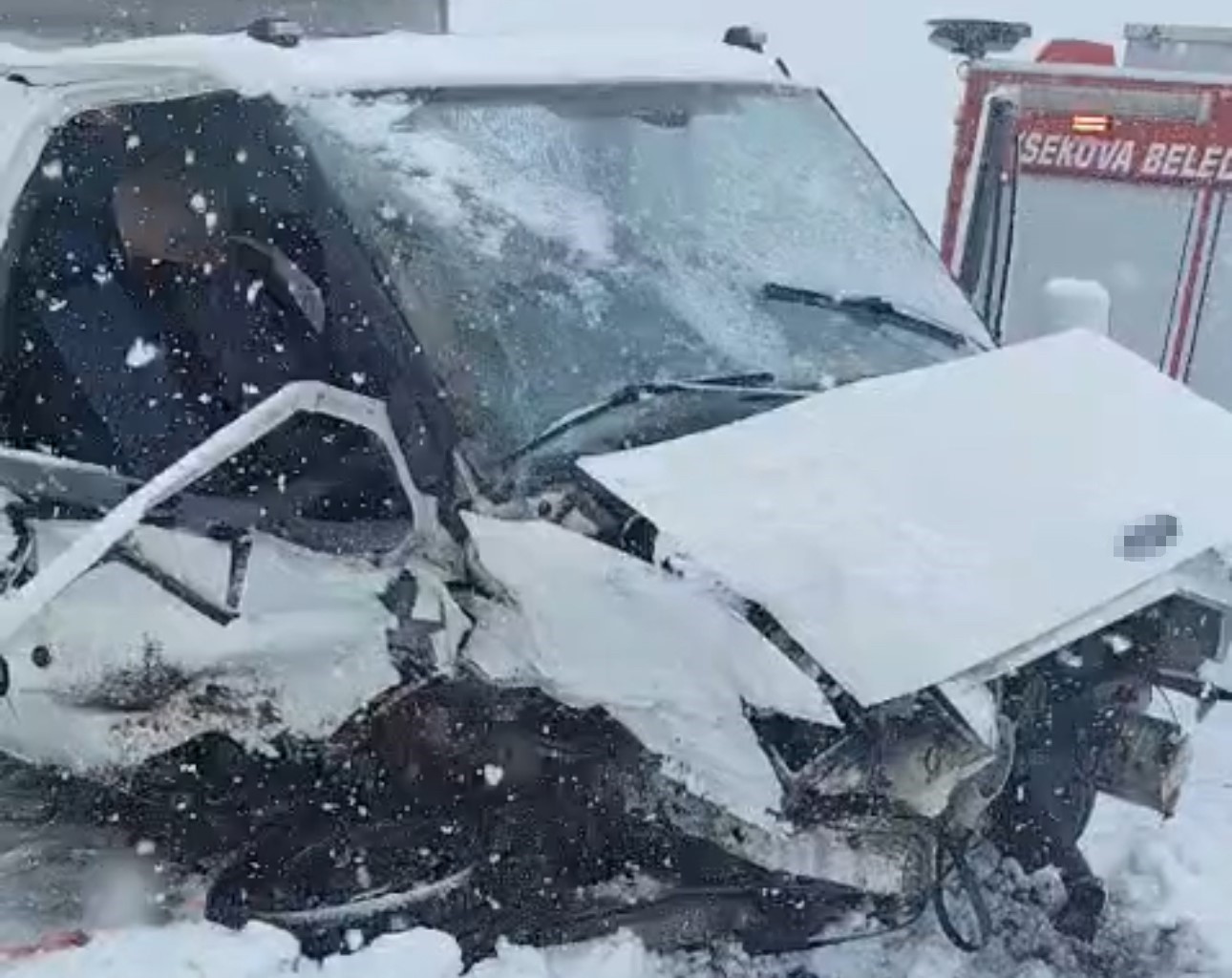 Yüksekova’da kamyonetler çarpıştı: 8 yaralı
