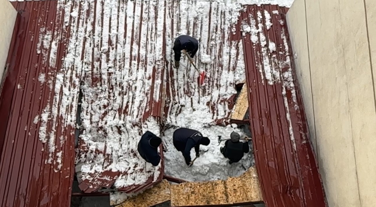 Yüksekova’da kar esareti: Çatıdan düşen kar kütlesi iş yerlerine hasar verdi
