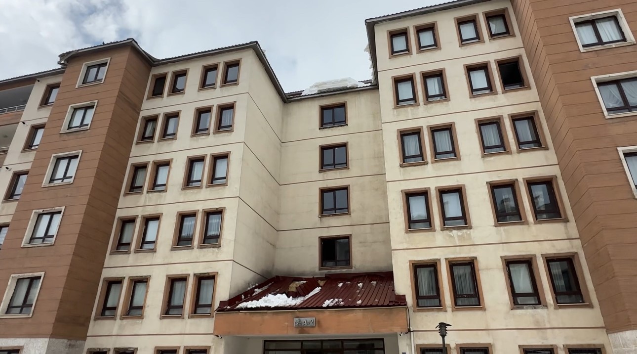 Yüksekova’da kar esareti: Çatıdan düşen kar kütlesi iş yerlerine hasar verdi
