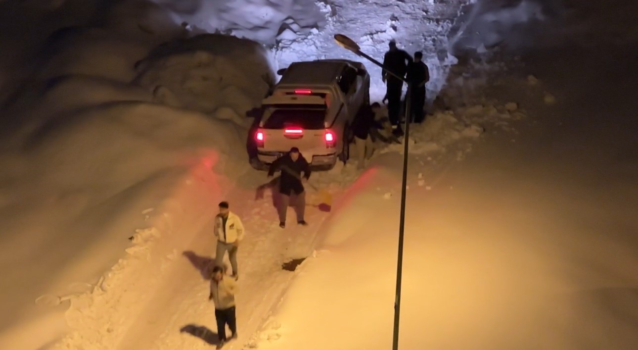 Yüksekova’da kar esareti: Kara saplanan araçlar imece usulü kurtarıldı
