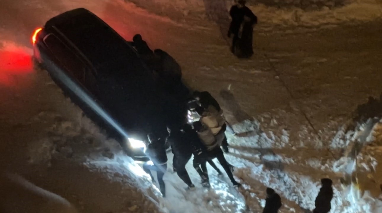 Yüksekova’da kar esareti: Kara saplanan araçlar imece usulü kurtarıldı
