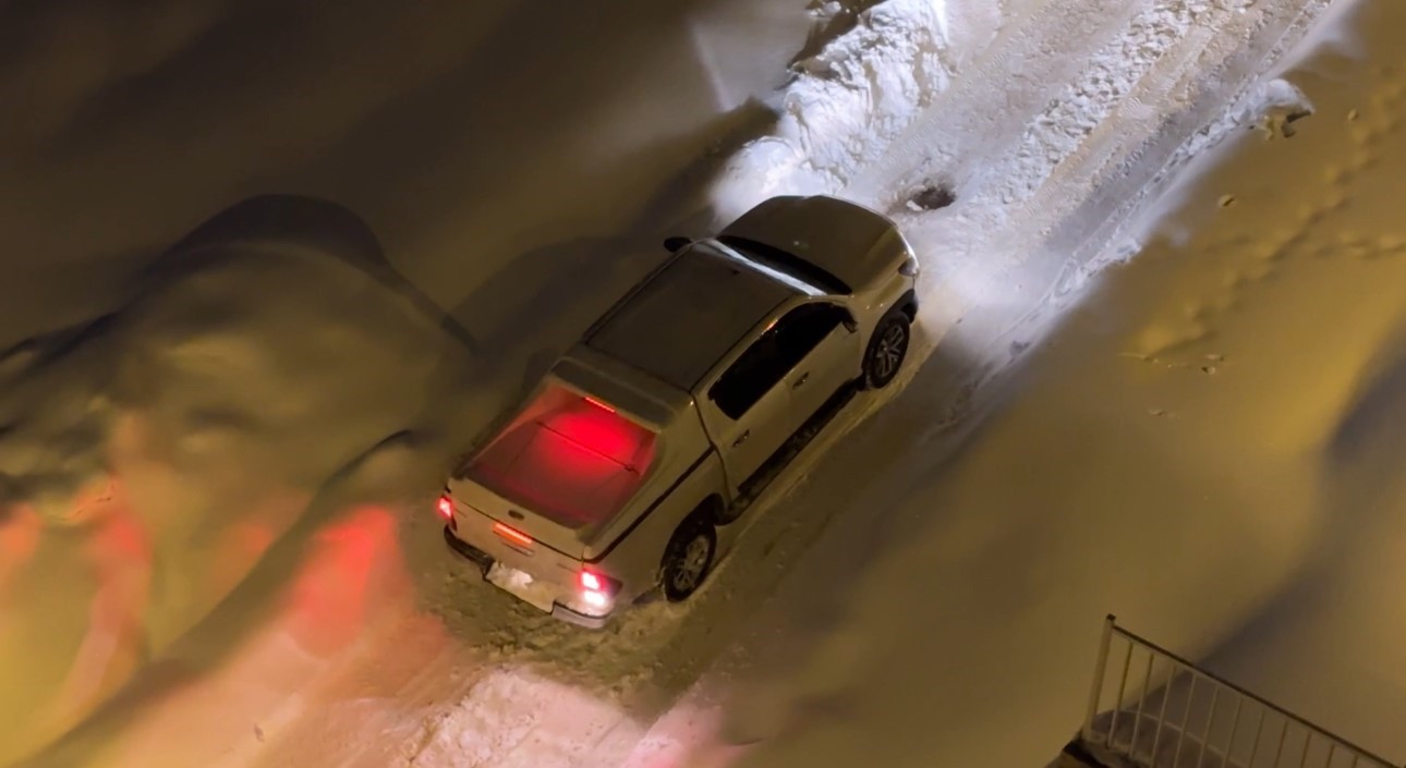 Yüksekova’da kar esareti: Kara saplanan araçlar imece usulü kurtarıldı
