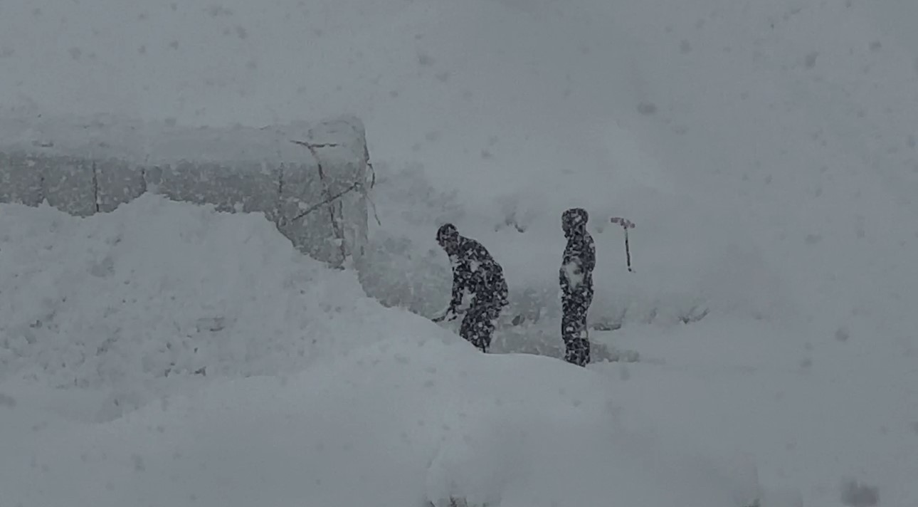 Yüksekova’da kar esareti
