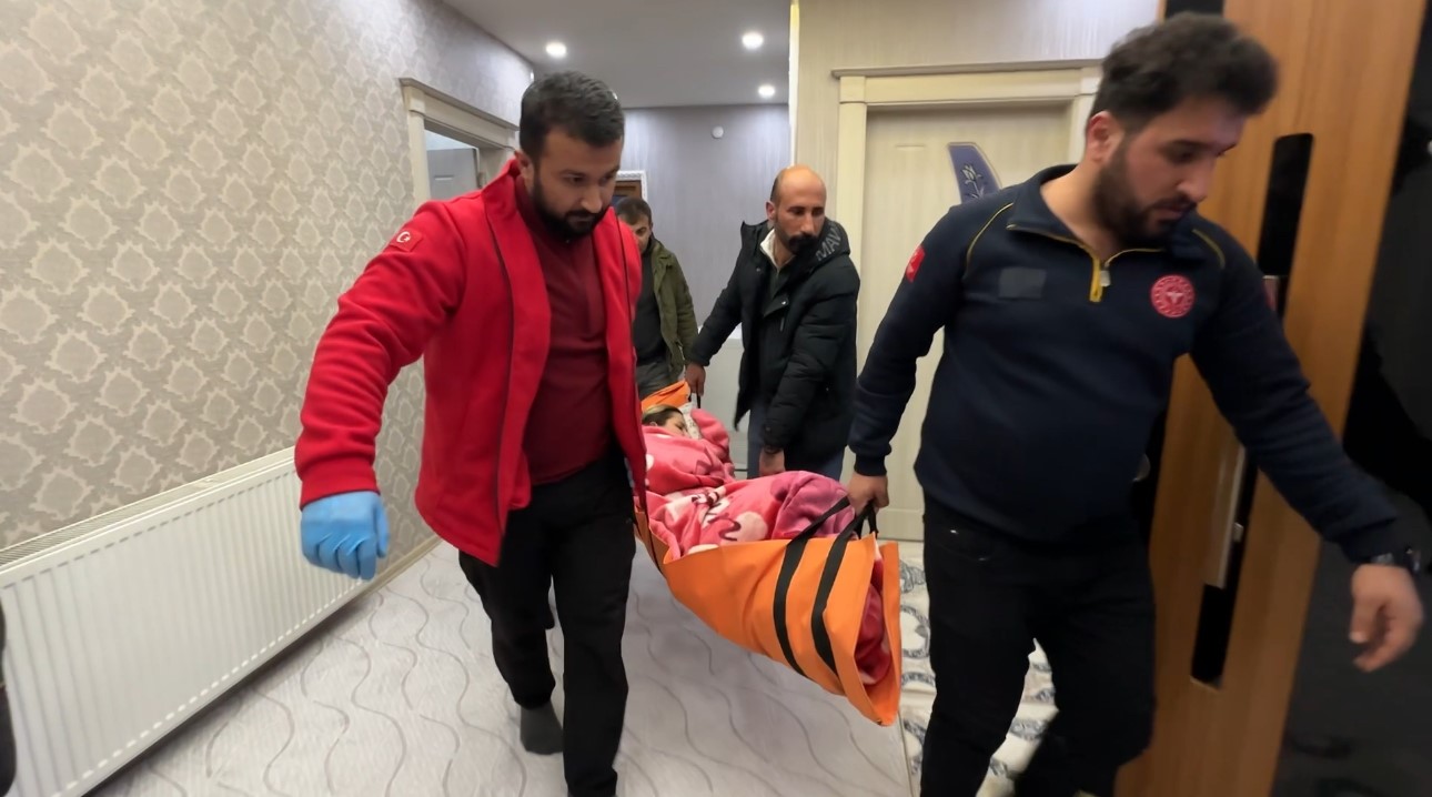 Yüksekova’da kar geçit vermedi, ekipler vazgeçmedi: 2 saatlik kurtarma mücadelesi
