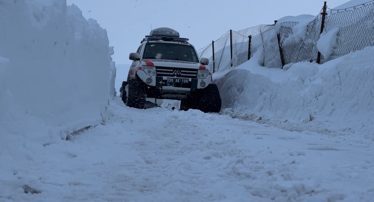 Yüksekova’da kar geçit vermedi, ekipler vazgeçmedi: 2 saatlik kurtarma mücadelesi
