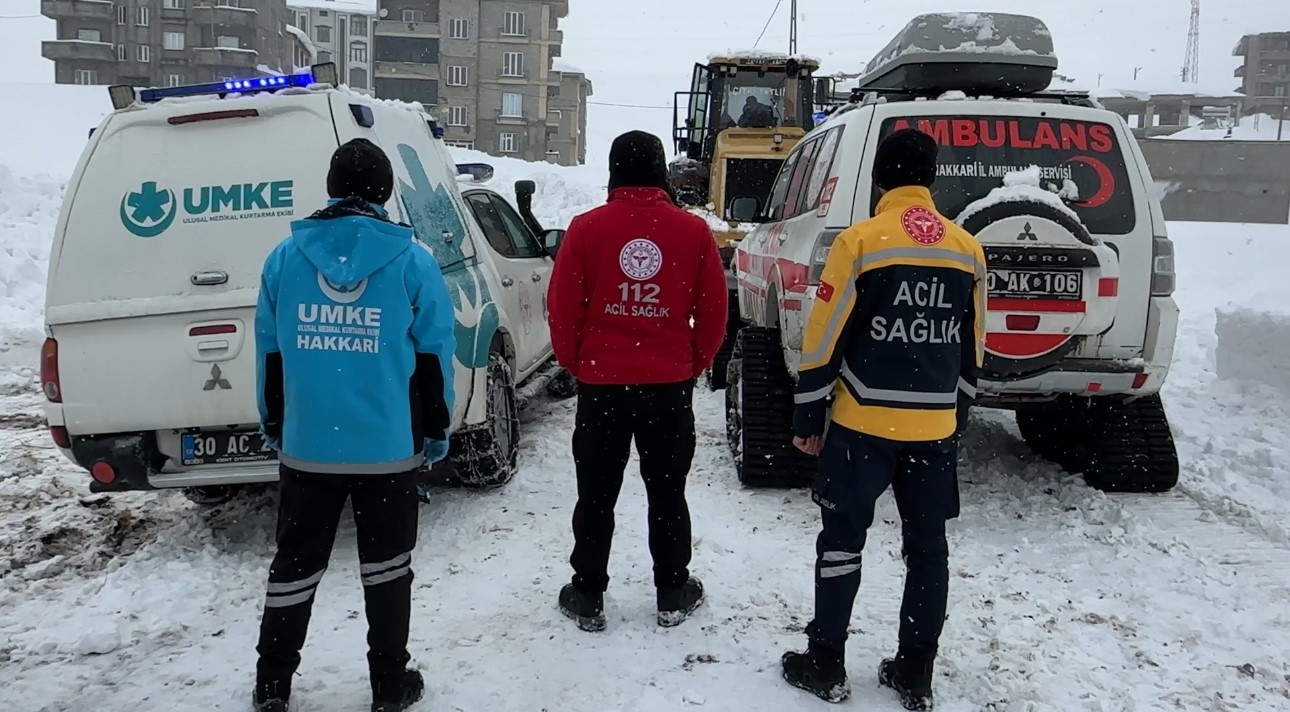 Yüksekova’da kar geçit vermedi, ekipler vazgeçmedi: 2 saatlik kurtarma mücadelesi
