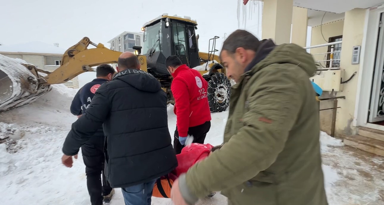 Yüksekova’da kar geçit vermedi, ekipler vazgeçmedi: 2 saatlik kurtarma mücadelesi

