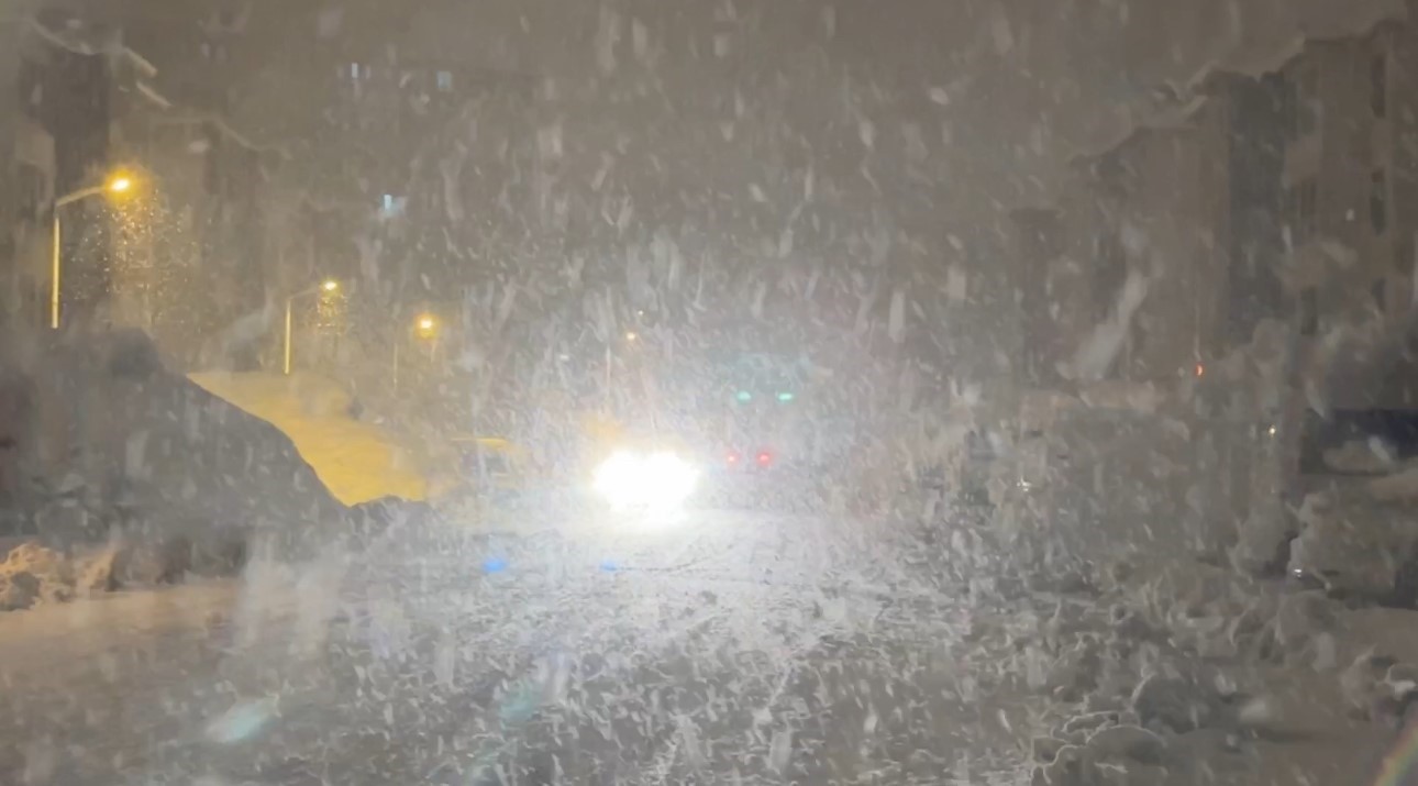 Yüksekova’da kar kalınlığı 15 santimetreye ulaştı
