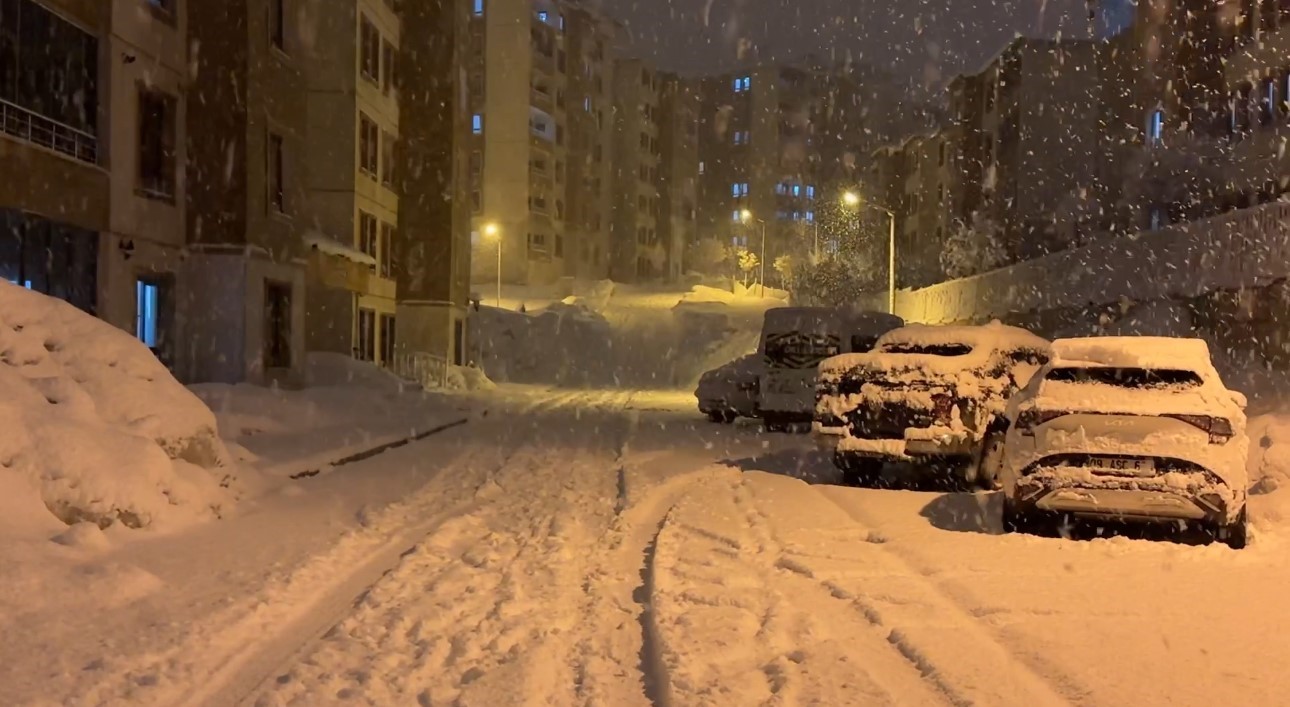 Yüksekova’da kar kalınlığı 15 santimetreye ulaştı
