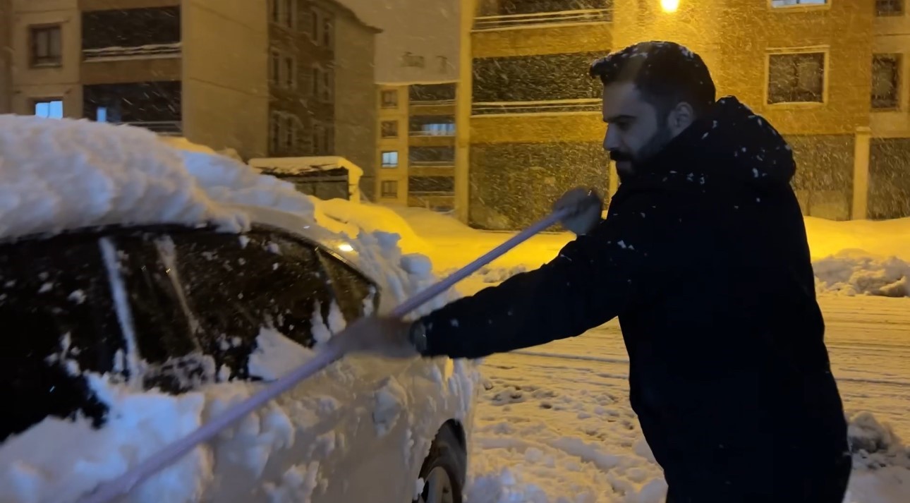 Yüksekova’da kar kalınlığı 15 santimetreye ulaştı

