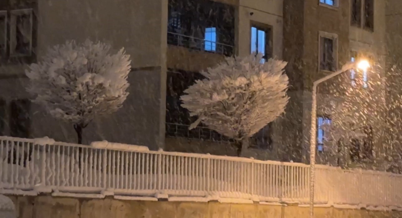 Yüksekova’da kar kalınlığı 15 santimetreye ulaştı
