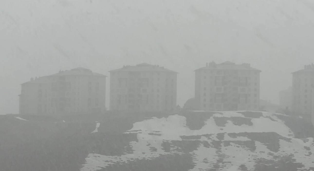 Yüksekova’da kar ve sis etkili oldu: Görüş mesafesi 20 metreye düştü
