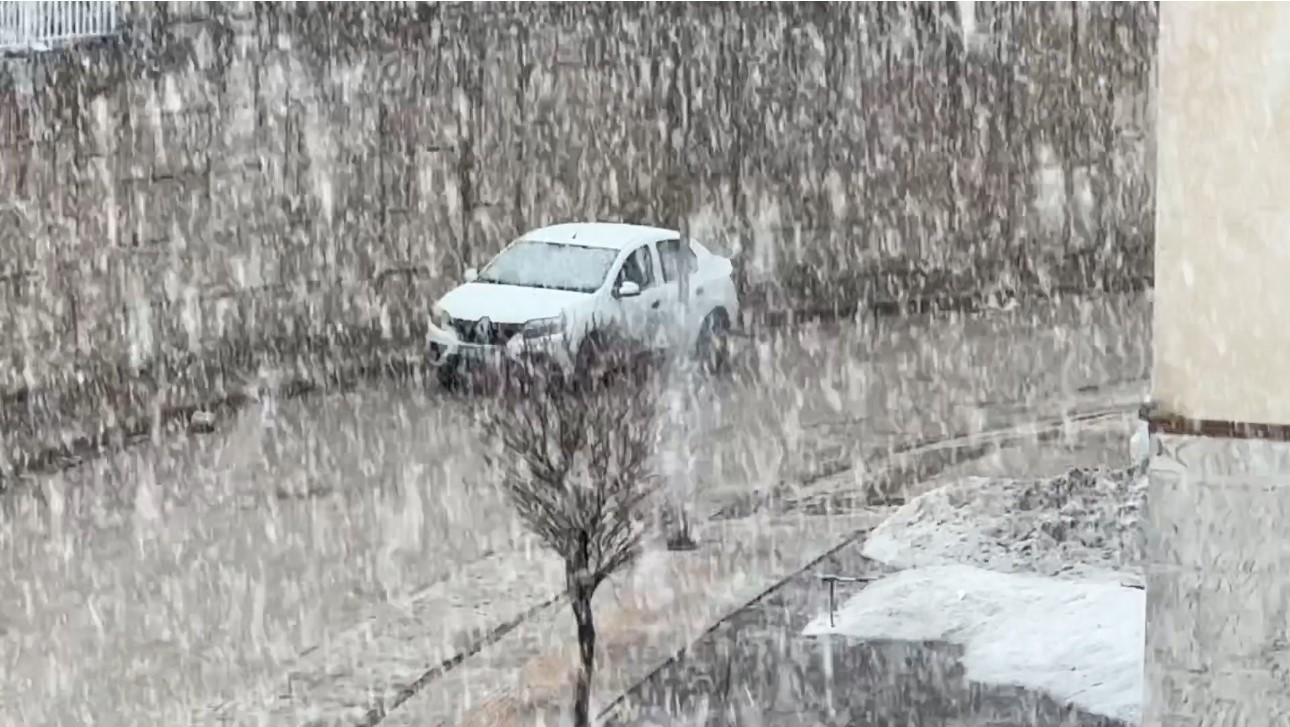 Yüksekova’da kar ve sis etkili oldu: Görüş mesafesi 20 metreye düştü
