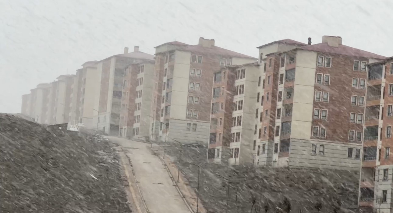 Yüksekova’da kar ve sis etkili oldu: Görüş mesafesi 20 metreye düştü
