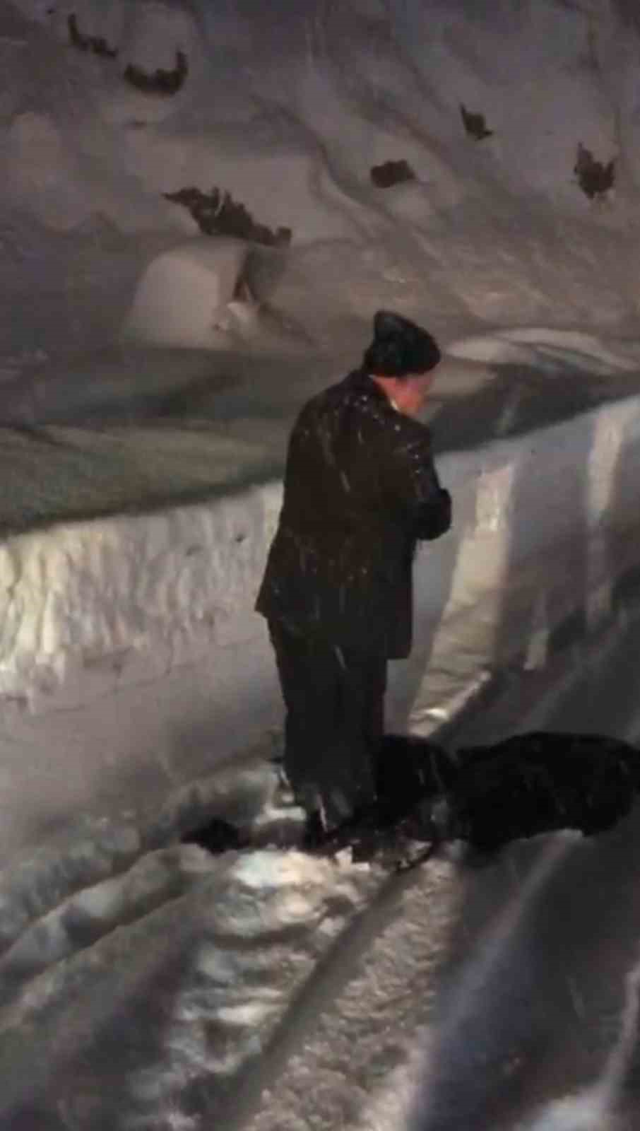 Yüksekova’da kar ve tipi ulaşımı aksattı: Fırtınaya rağmen namazını kıldı
