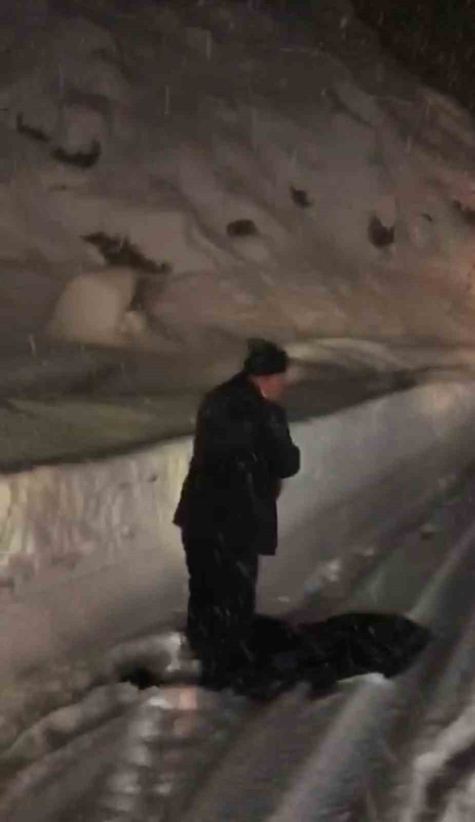 Yüksekova’da kar ve tipi ulaşımı aksattı: Fırtınaya rağmen namazını kıldı
