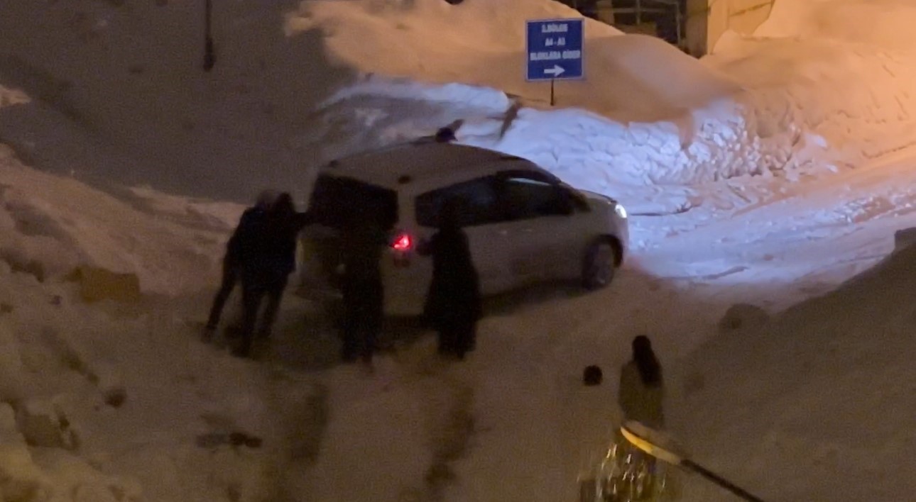 Yüksekova’da kar yağışı: Araçlar imece usulü kurtarıldı

