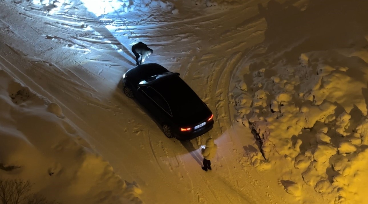 Yüksekova’da kar yağışı: Araçlar imece usulü kurtarıldı
