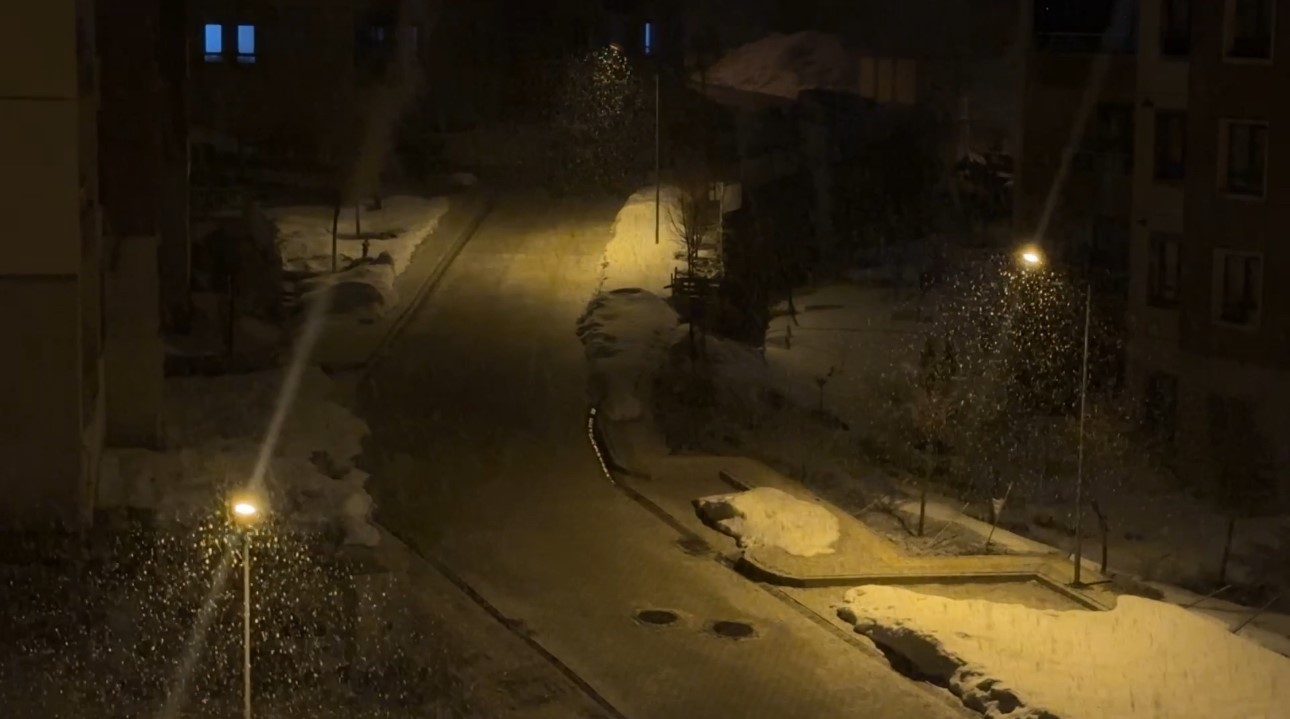 Yüksekova’da kar yağışı etkili oluyor
