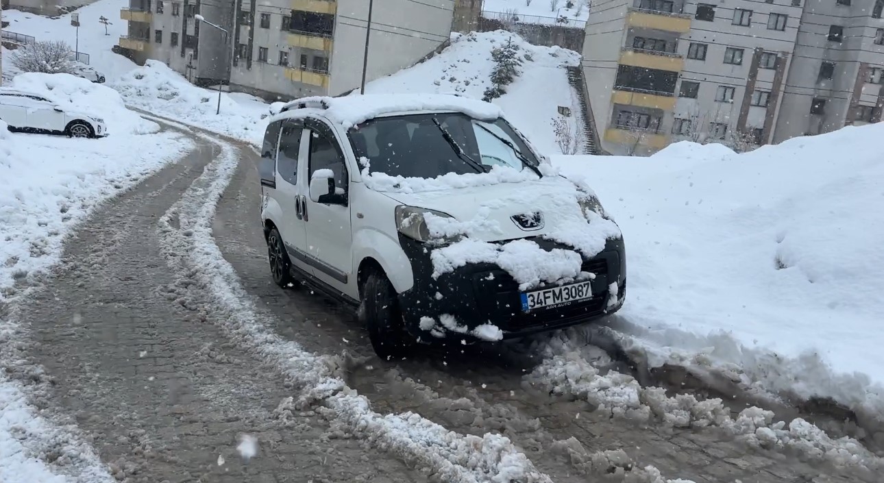 Yüksekova’da kar yağışı etkisini arttırdı, araçlar rampada mahsur kaldı
