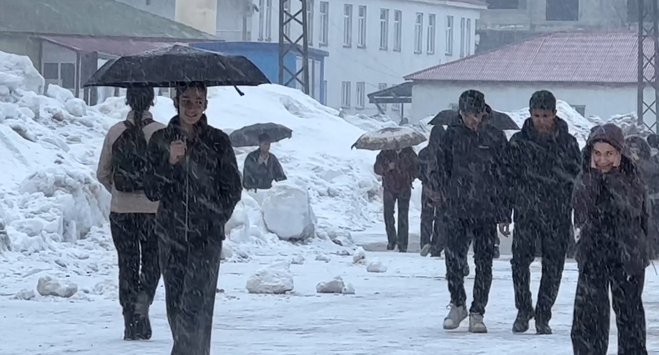 Yüksekova’da kar yağışı ilçeyi beyaza bürüdü
